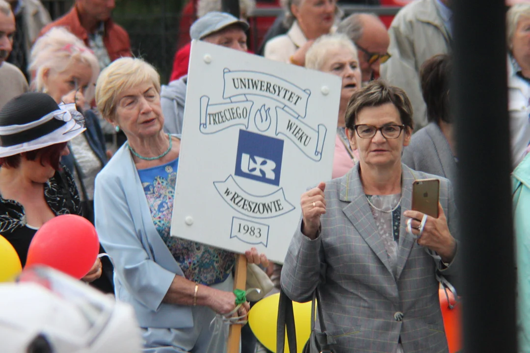 Korowód seniorów i potańcówka miejska w Parku Jedności Polonii z Macierzą