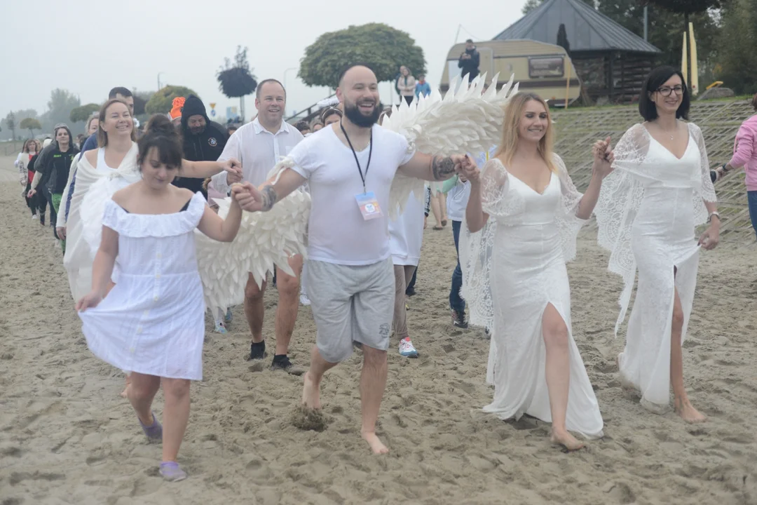 "Jezioro Aniołów" nad Jeziorem Tarnobrzeskim - zatańczyli poloneza na plaży