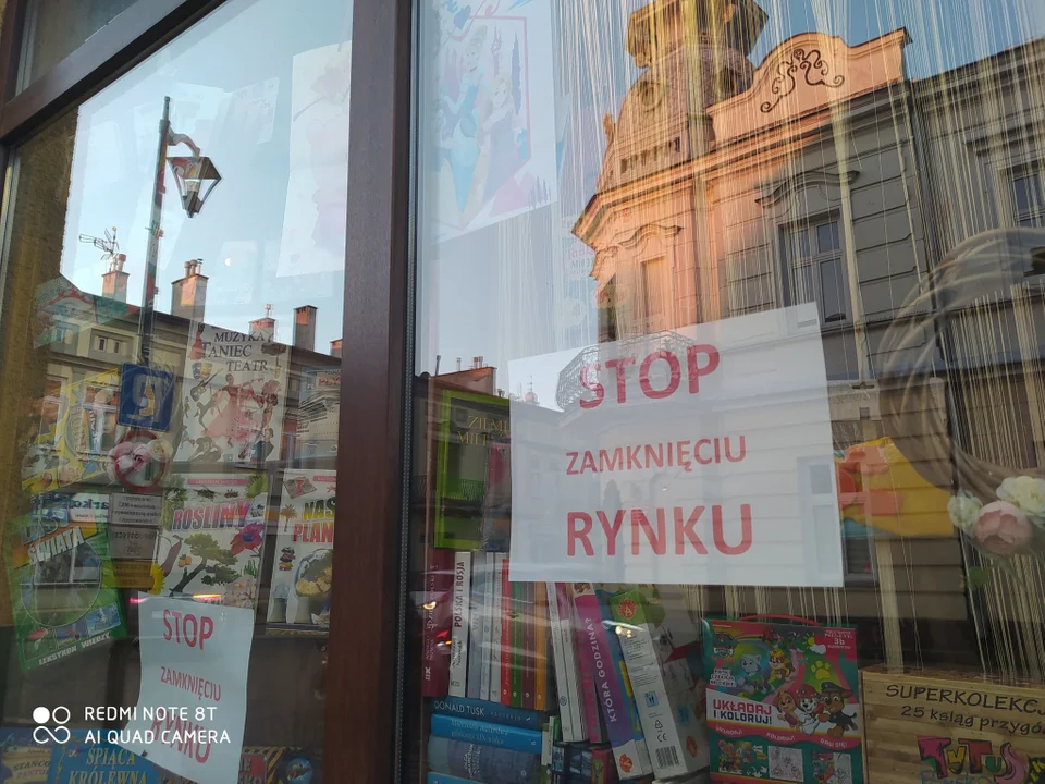 Kartki "Stop zamknięcia Rynku" wiszą na sklepach przy Rynku