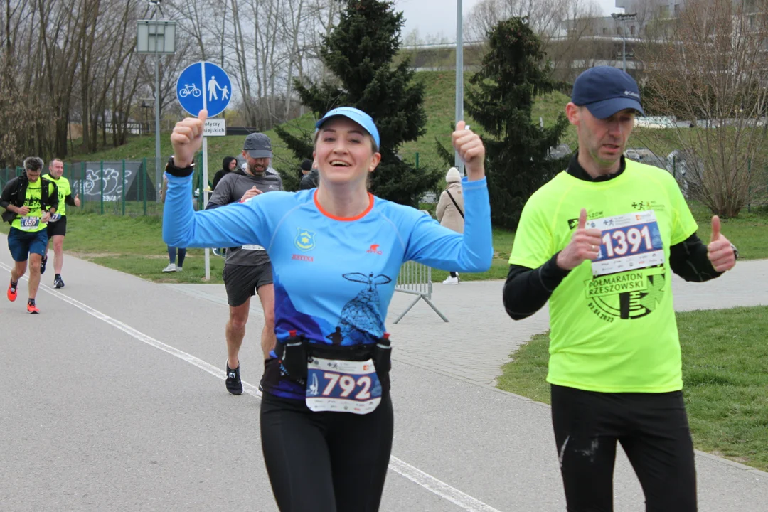 16. PKO Półmaraton Rzeszowski. Szczęśliwi biegacze na trasie oraz na meci