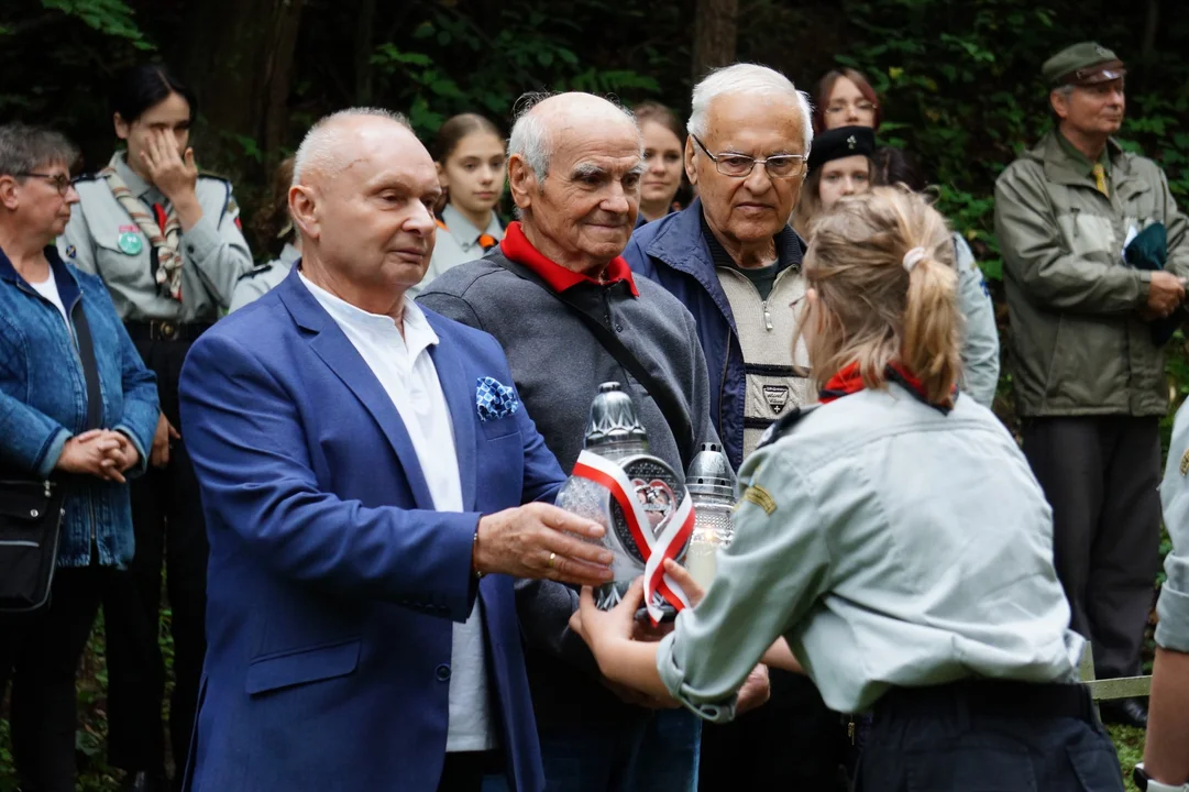 Obchody rocznicowe w lesie Hanusiska niedaleko Zagórza. 79 lat temu doszło tam do masowych egzekucji [ZDJĘCIA, WIDEO] - Zdjęcie główne