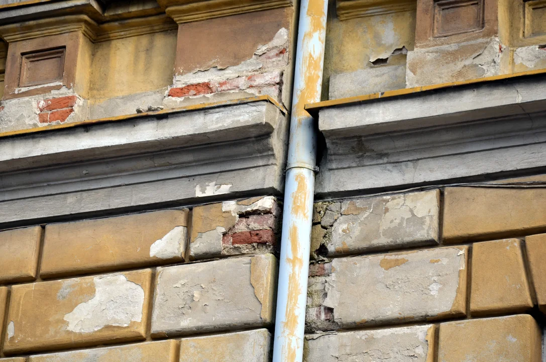 Budynek dawnej komendy policji w Sanoku sypie się przechodniom na głowy. Dlaczego nie można go zabezpieczyć? [ZDJĘCIA] - Zdjęcie główne