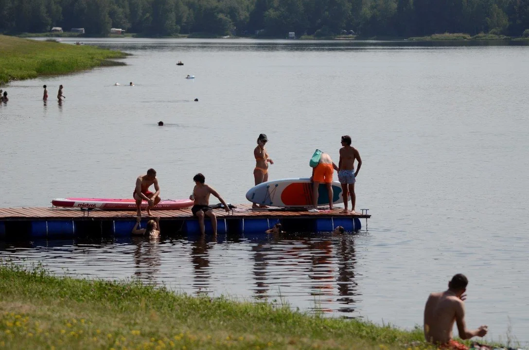 Tłumy nad zalewem w Wilczej Woli