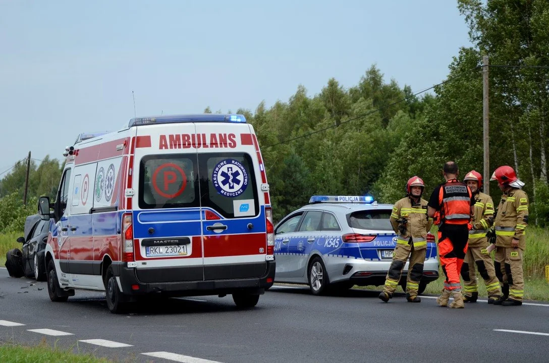 Zderzenie dwóch samochodów na DK9 w Hadykówce.