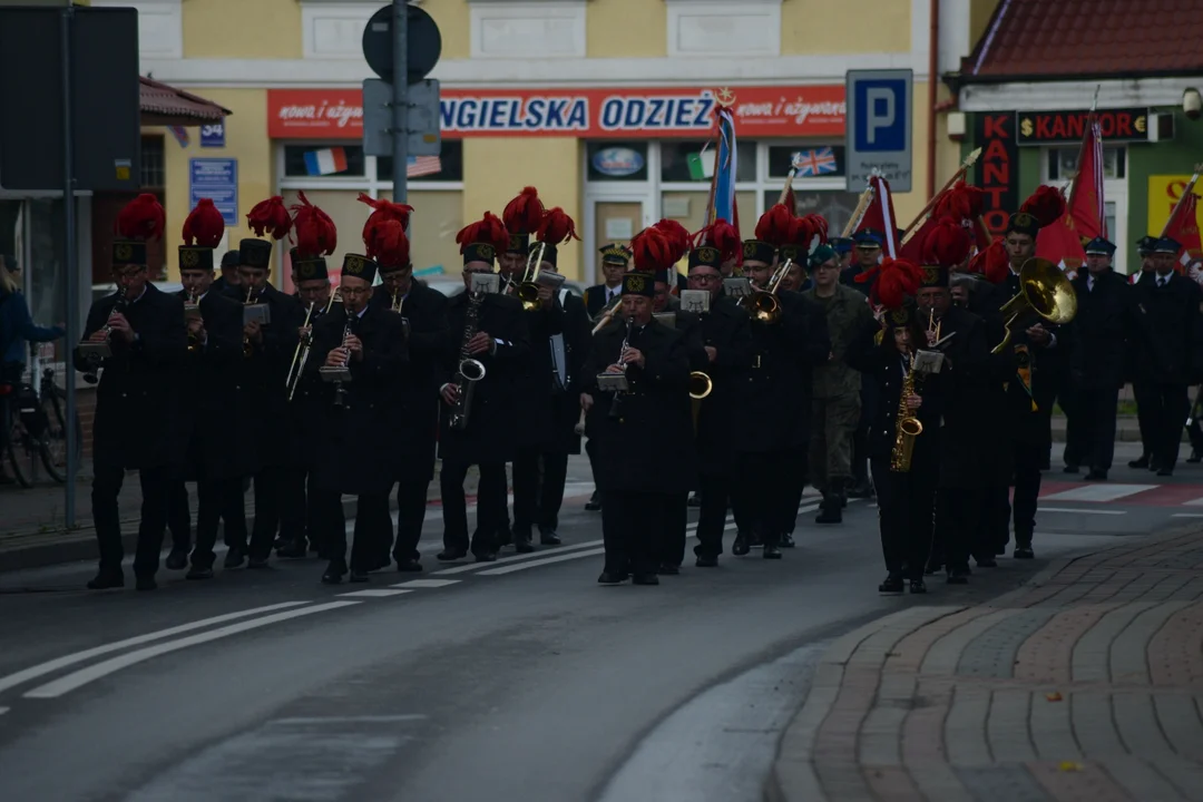 Narodowe Święto Niepodległości w Tarnobrzegu. Uroczystości przy pomniku Marszałka Józefa Piłsudskiego. - 104 lata temu narodziła się nowoczesna Polska - mówi prezydent miasta Dariusz Bożek [ZDJĘCIA - CZĘŚĆ 1]