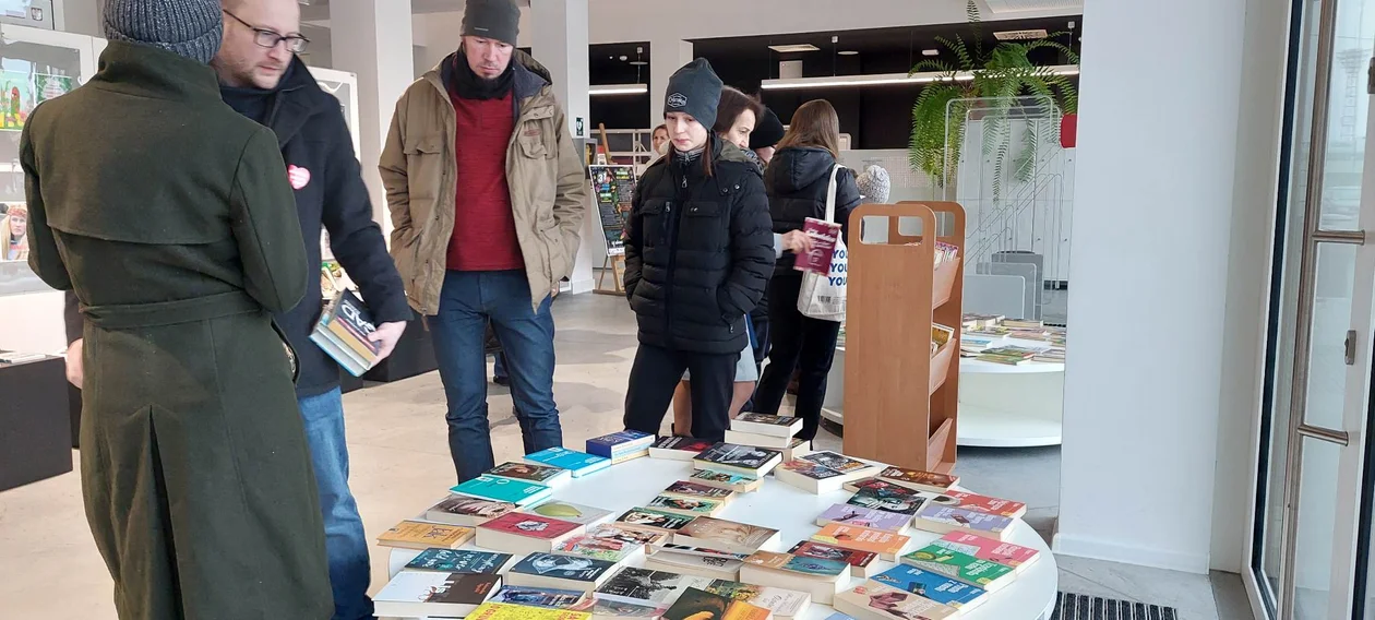 Orkiestrowa giełda książek w bibliotece SCK