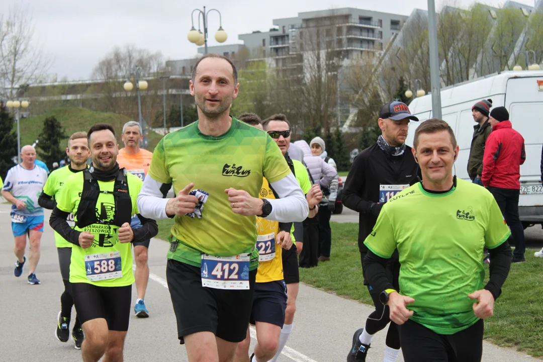 16. PKO Półmaraton Rzeszowski. Szczęśliwi biegacze na trasie oraz na meci