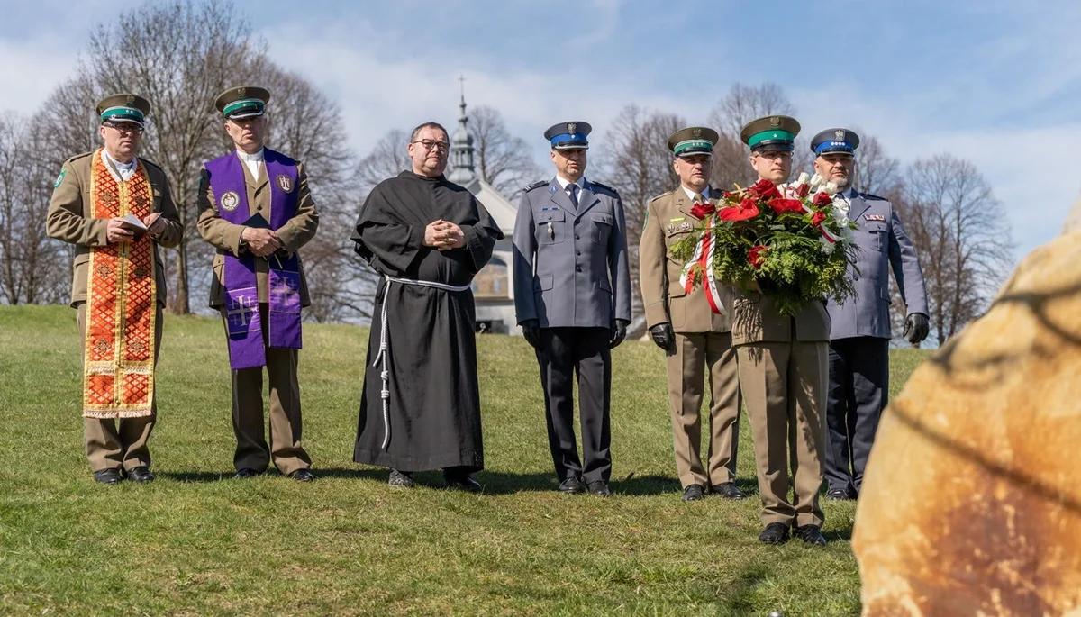 Delegacja Bieszczadzkiego Oddziału Straży Granicznej oddała w Kalwarii hołd ofiarom Zbrodni Katyńskiej. Złożono znicze i kwiaty [ZDJĘCIA] - Zdjęcie główne