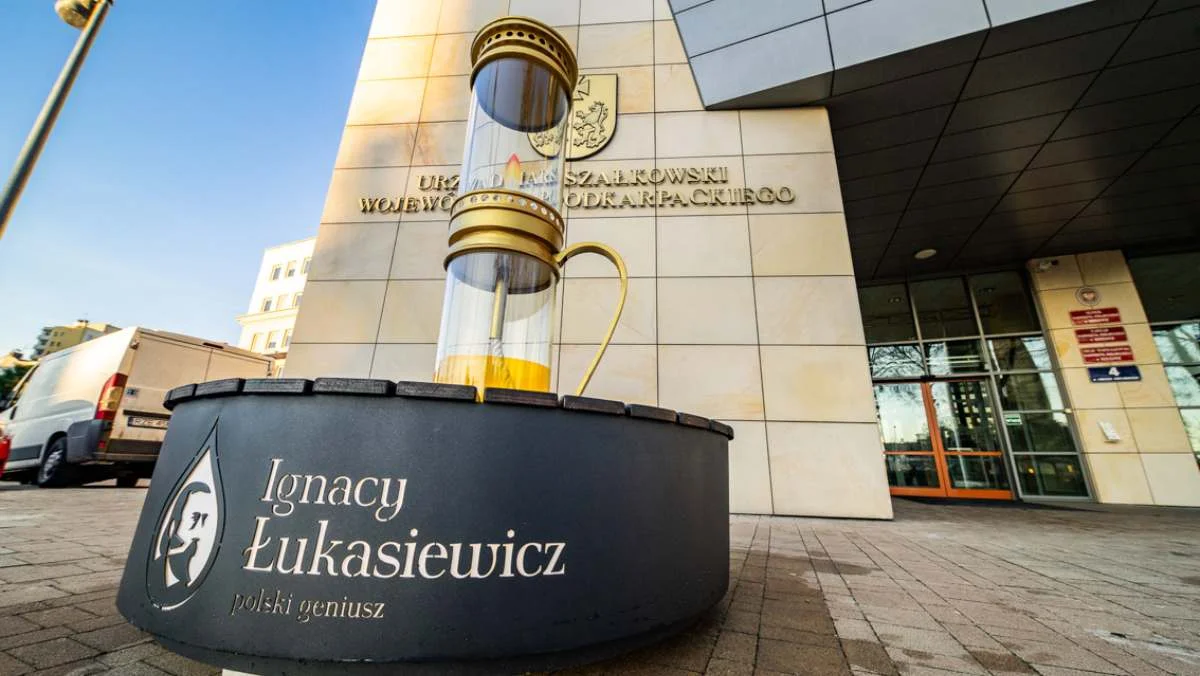 Przed wejściem do Urzędu Marszałkowskiego Województwa Podkarpackiego stanęła „Ławeczka Łukasiewicza” [ZDJECIA] - Zdjęcie główne
