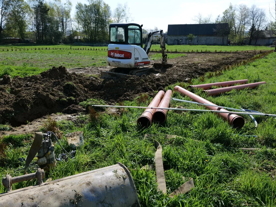 Trwa zakończenie budowy sieci kanalizacji sanitarnej w Niebieszczanach - Zdjęcie główne