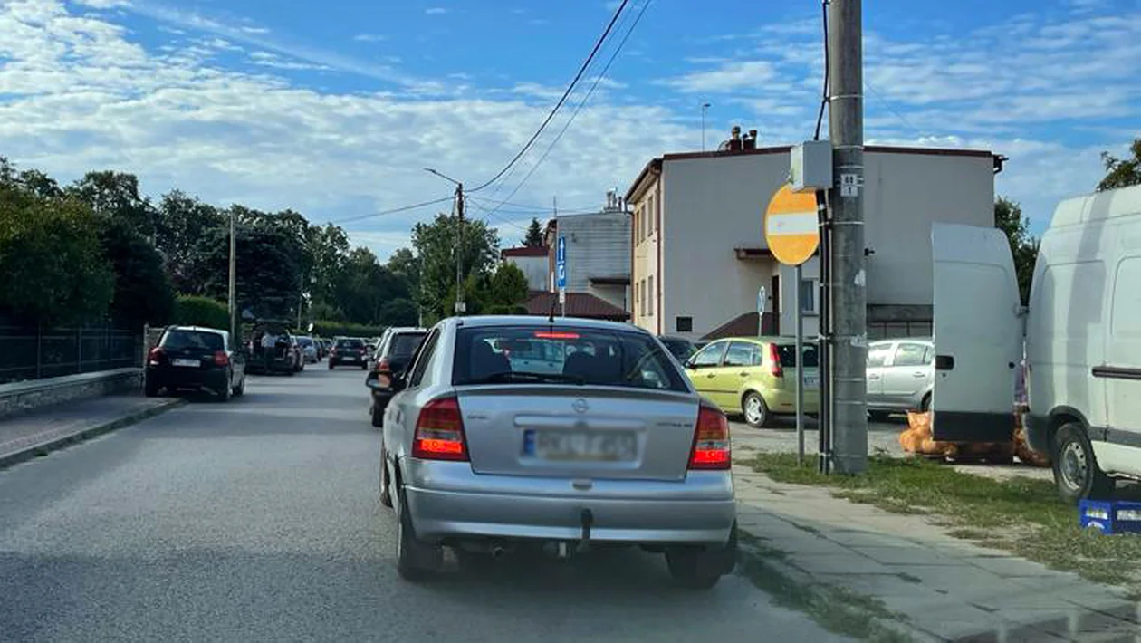 Ulica Zielona w Kolbuszowej w dzień targowy (wtorek).