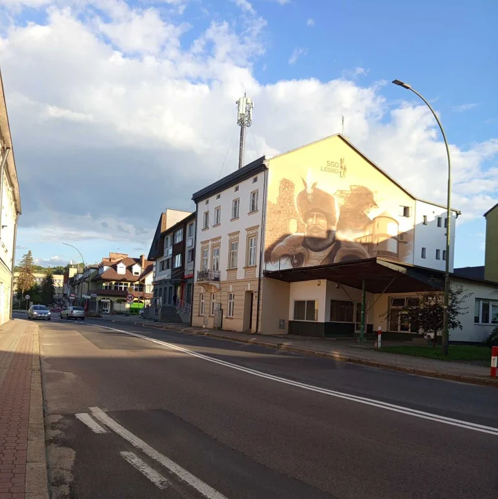 Lesko - mural na tle miejskiej ulicy