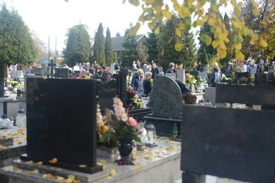 Dzień Wszystkich Świętych 2022: cmentarz parafialny i cmentarz na osiedlu Miechocin w Tarnobrzegu