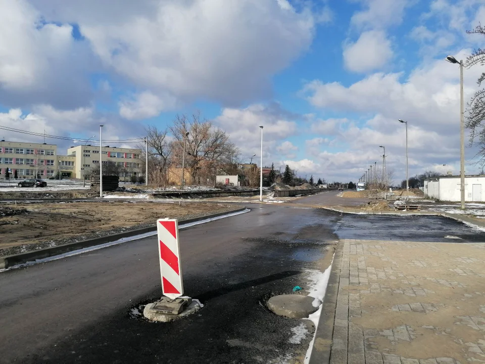 Modernizacja terenu wokół stacji kolejowej. Budowa dróg, chodników, parkingów. Demontaż rampy rozładunkowej.