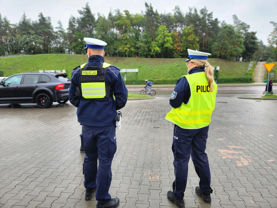 Mieleccy policjanci rozdają odblaski seniorom