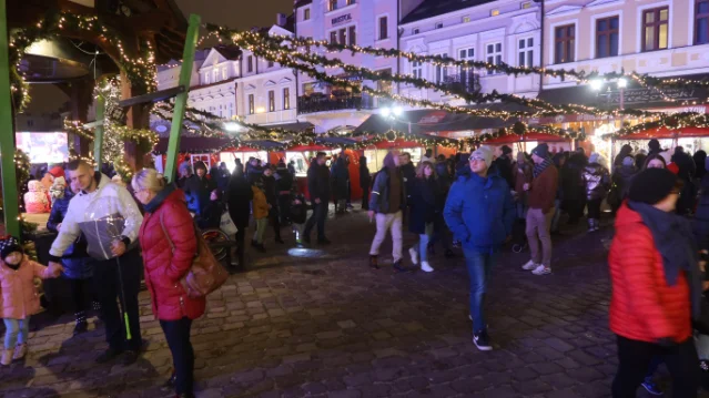 Świąteczne Miasteczko w Rzeszowie w sobotni wieczór [ZDJĘCIA, WIDEO]