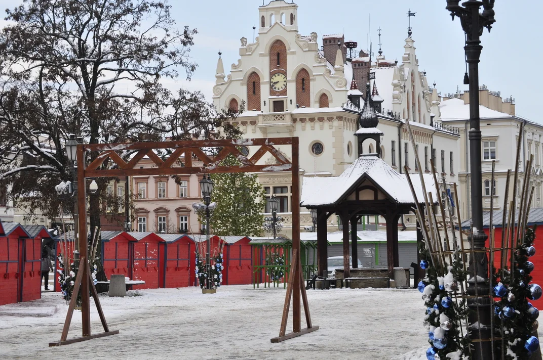 Rynek w Rzeszowie powoli zamienia się w Świąteczne Miasteczko