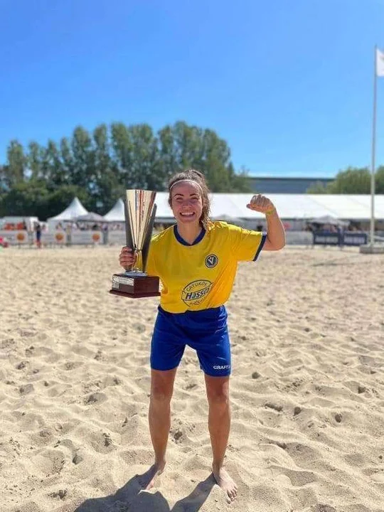 Kasia Śpiewak z MUKS Sokół Kolbuszowa Dolna zdobyła ze swoją drużyną Mistrzostwo Szwecji w beach soccerze - Zdjęcie główne