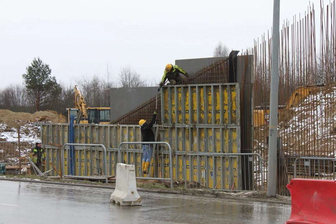 Budowa wiaduktu na drodze krajowej nr 9 Rzeszów - Warszawa. Połączenie kolejowe z Rzeszowa do Jasionki