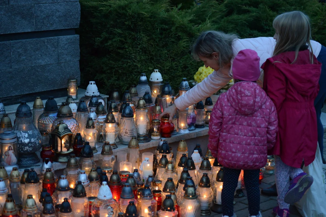 Cmentarz Komunalny na osiedlu Sobów w Tarnobrzegu wieczorową porą. Zobacz wyróżniające się nagrobki [ZDJĘCIA] - Zdjęcie główne