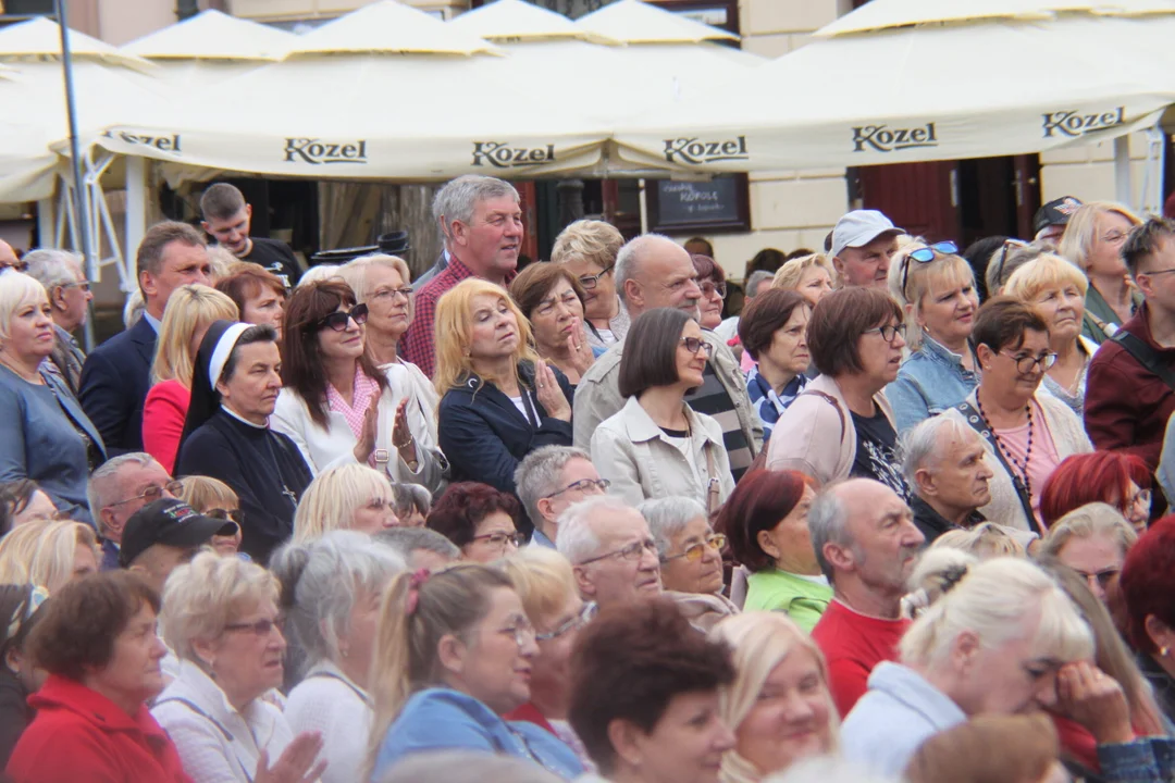 Seniorzy otrzymali klucze do miasta. Koncert Eleni rozpoczął Senioralia 2022