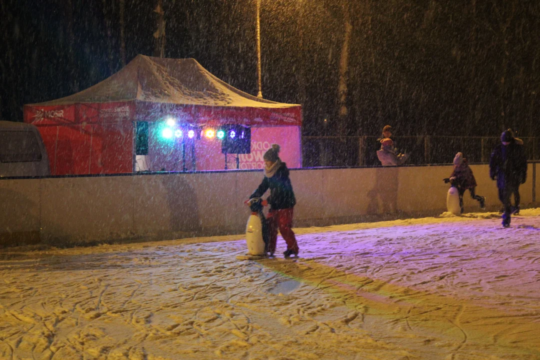 Disco na lodzie z DJ-em na lodowisku MOSIR Mielec