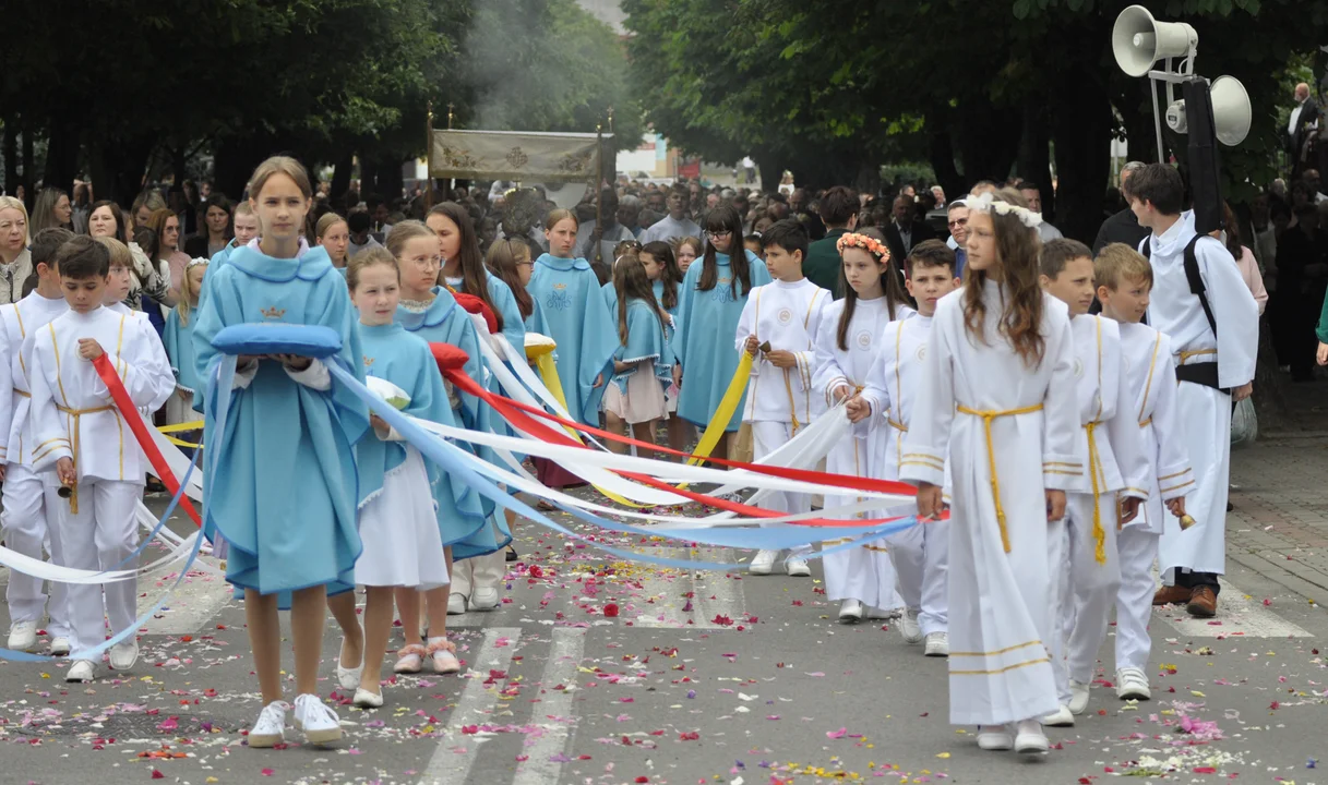 Boże Ciało w Kolbuszowej 2023. Procesja z kolegiaty do czterech ołtarzy [ZDJĘCIA - WIDEO] - Zdjęcie główne