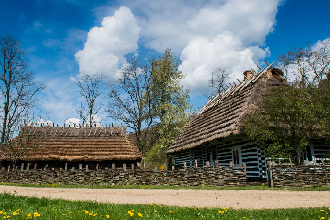 Sanocki skansen wiosną jest wyjątkowo piękny