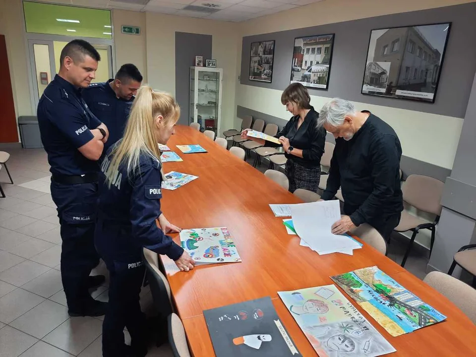Policjanci z Mielca rozstrzygnęli wojewódzki konkurs prac plastycznych „Bezpieczne wakacje 2022” na szczeblu powiatowym - Zdjęcie główne