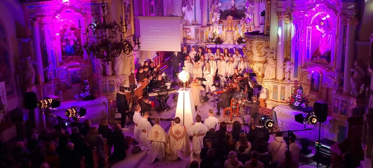 "Wszystko mogę w Tym, który mnie umacnia". Koncert uwielbienia w kościele w Majdanie Królewskim [ZDJĘCIA] - Zdjęcie główne