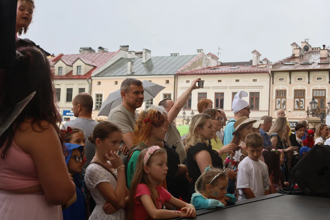 Publiczność zgromadzona pod sceną