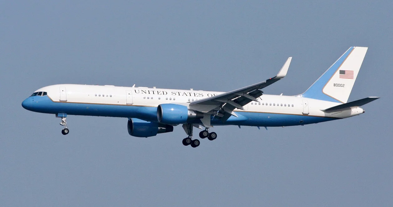Joe Biden w Polsce. Air Force One wylatuje z lotniska Rzeszów-Jasionka. Na niebie spory ruch wojskowych samolotów [ZDJĘCIA] - Zdjęcie główne