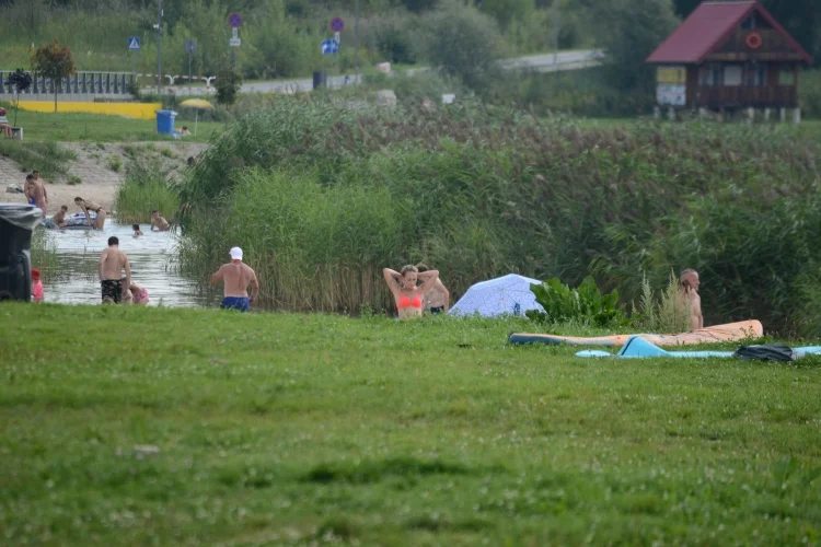 Jezioro Tarnobrzeskie w niedzielne południe