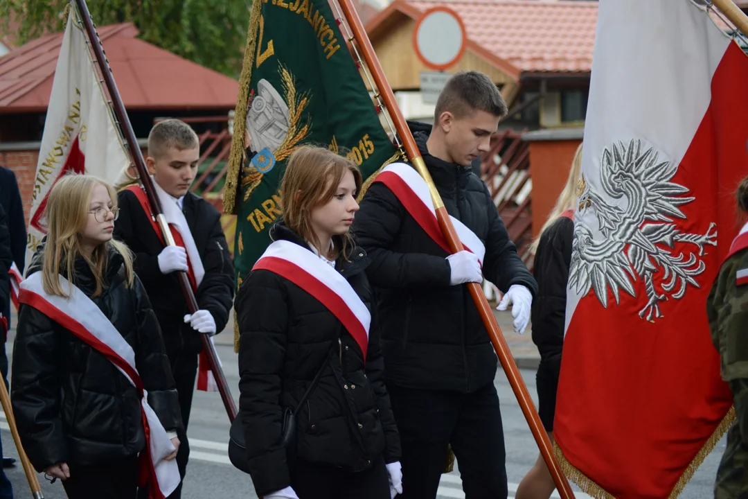 Narodowe Święto Niepodległości w Tarnobrzegu. Uroczystości przy pomniku Marszałka Józefa Piłsudskiego. - 104 lata temu narodziła się nowoczesna Polska - mówi prezydent miasta Dariusz Bożek [ZDJĘCIA - CZĘŚĆ 1]