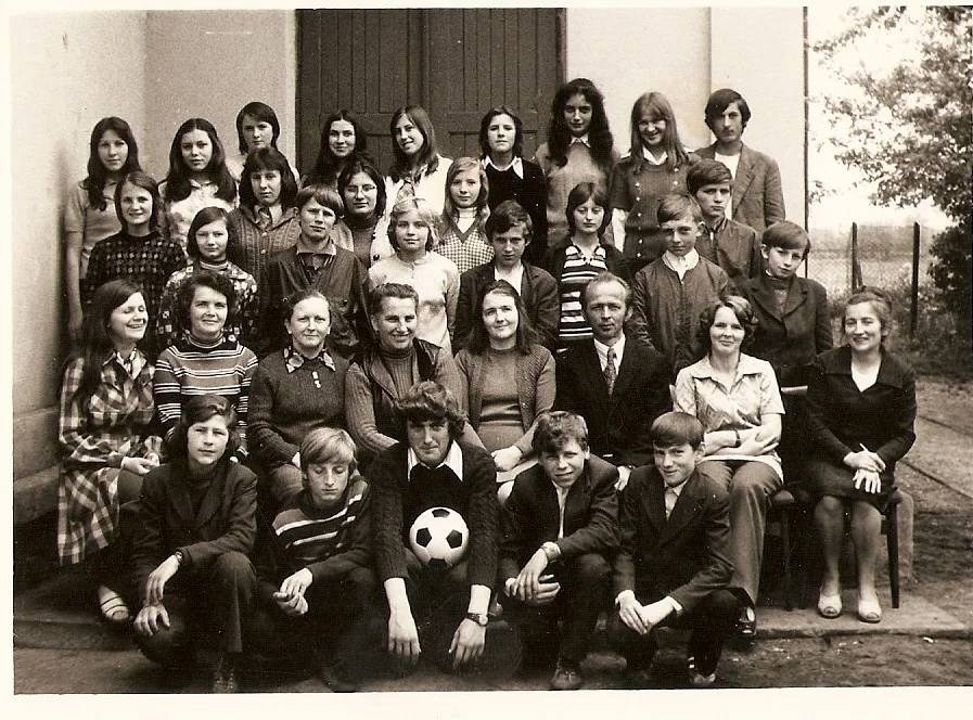 Szkoła w Kupnie na archiwalnych czarno-białych fotografiach z lat 50. i 70. XX wieku. Tak niegdyś wyglądały klasowe zdjęcia [GALERIA] - Zdjęcie główne