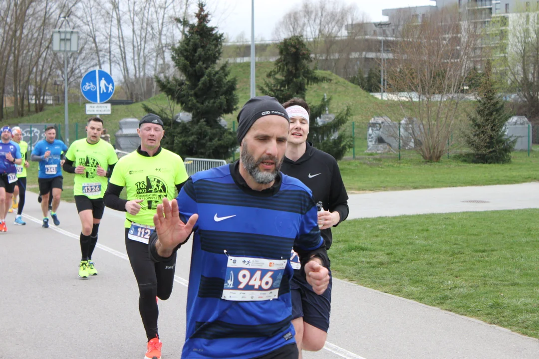 16. PKO Półmaraton Rzeszowski. Szczęśliwi biegacze na trasie oraz na meci