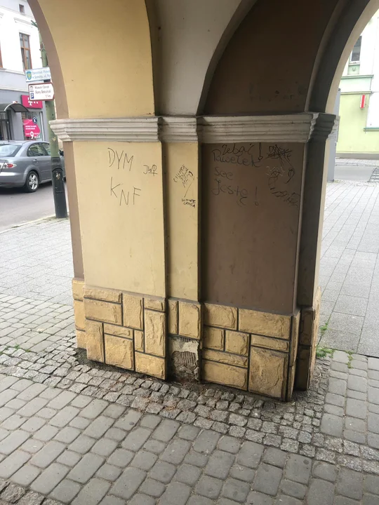 Zniszczona elewacja zbytkowej Ramerówki w Sanoku