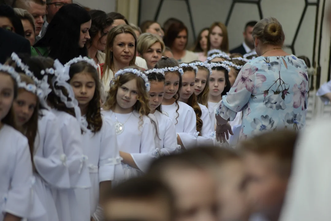 Pierwsza Komunia Święta dzieci ze Szkoły Podstawowej numer 10 w Tarnobrzegu. Parafia Matki Bożej Nieustającej Pomocy