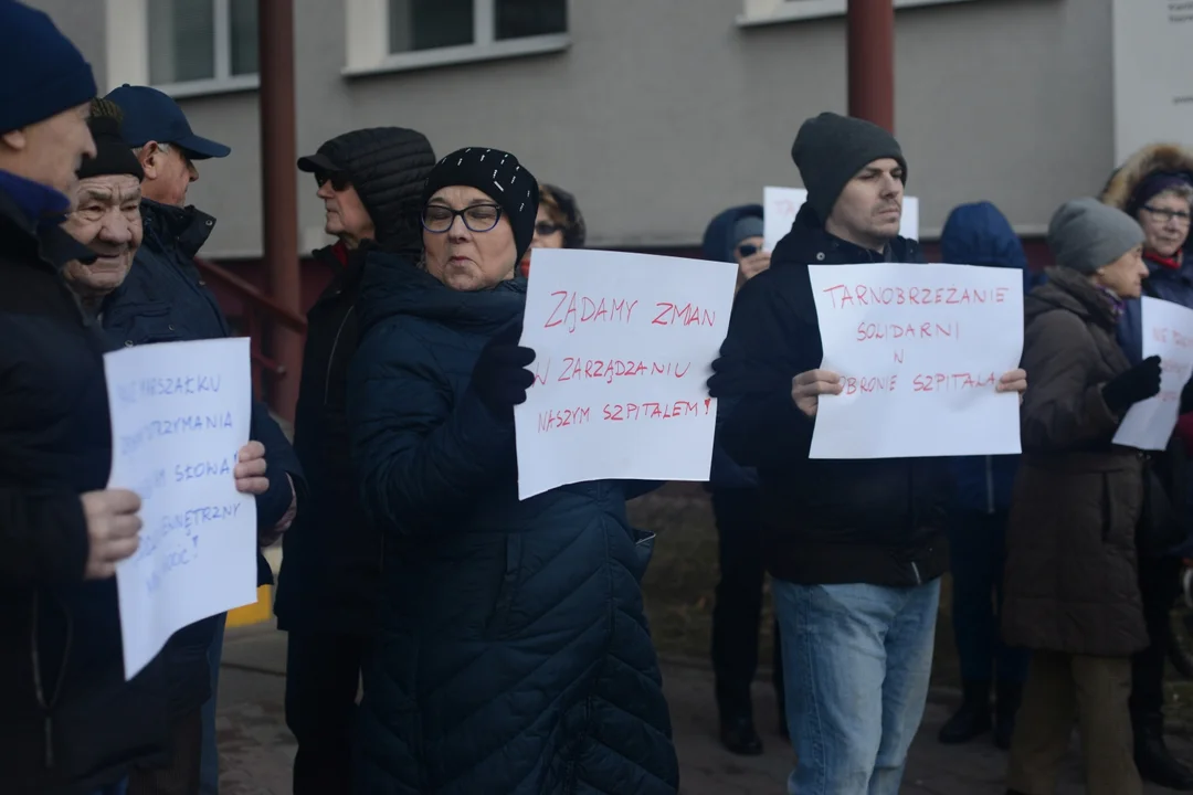 Pikieta przed Szpitalem Wojewódzkim w Tarnobrzegu