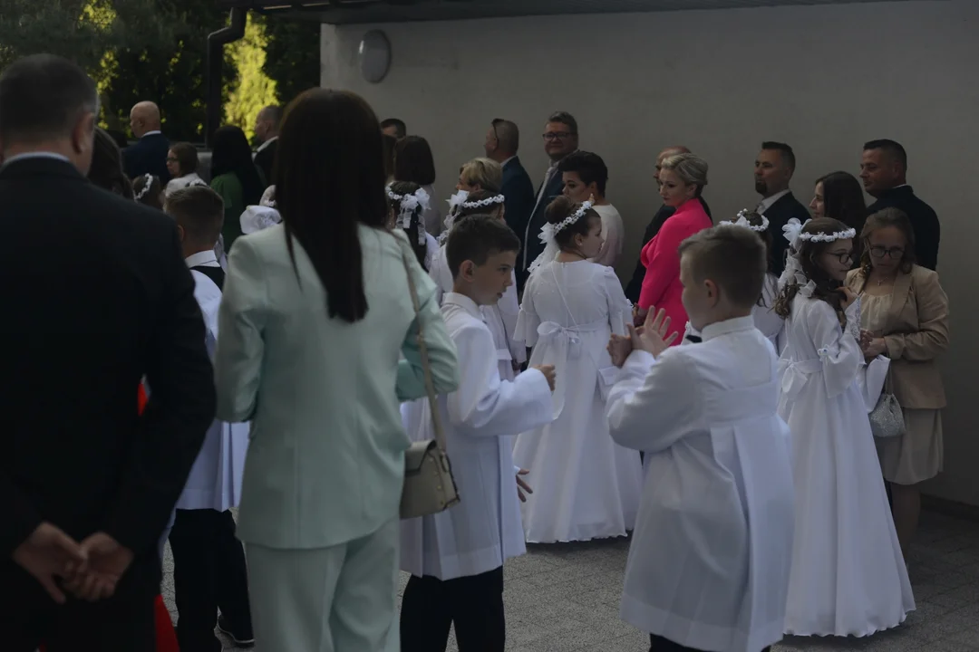 Pierwsza Komunia Święta dzieci ze Szkoły Podstawowej numer 10 w Tarnobrzegu. Parafia Matki Bożej Nieustającej Pomocy