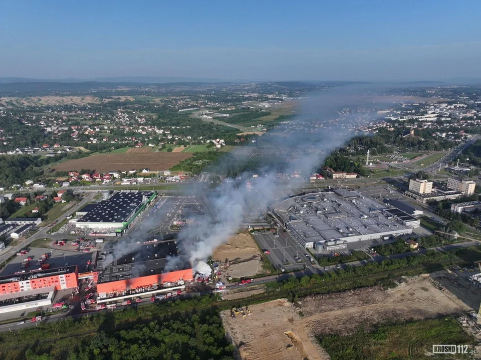 Trwa dogaszanie pożaru Merkury Market w Krośnie