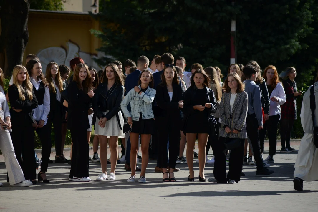 Rozpoczęcie roku szkolnego w Liceum Ogólnokształcącym im. Mikołaja Kopernika w Tarnobrzegu. Zobacz fotografie z uroczystej inauguracji [ZDJĘCIA] - Zdjęcie główne