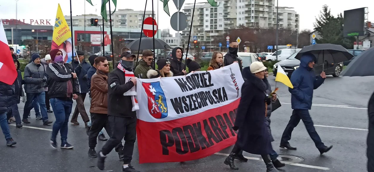 Tysiące osób na Marszu Modlitewnym ze św. Janem Pawłem II w Rzeszowie. - Sprzeciwiamy się oszczerstwom kierowanym w jego stronę - mówią uczestnicy [ZDJĘCIA] - Zdjęcie główne