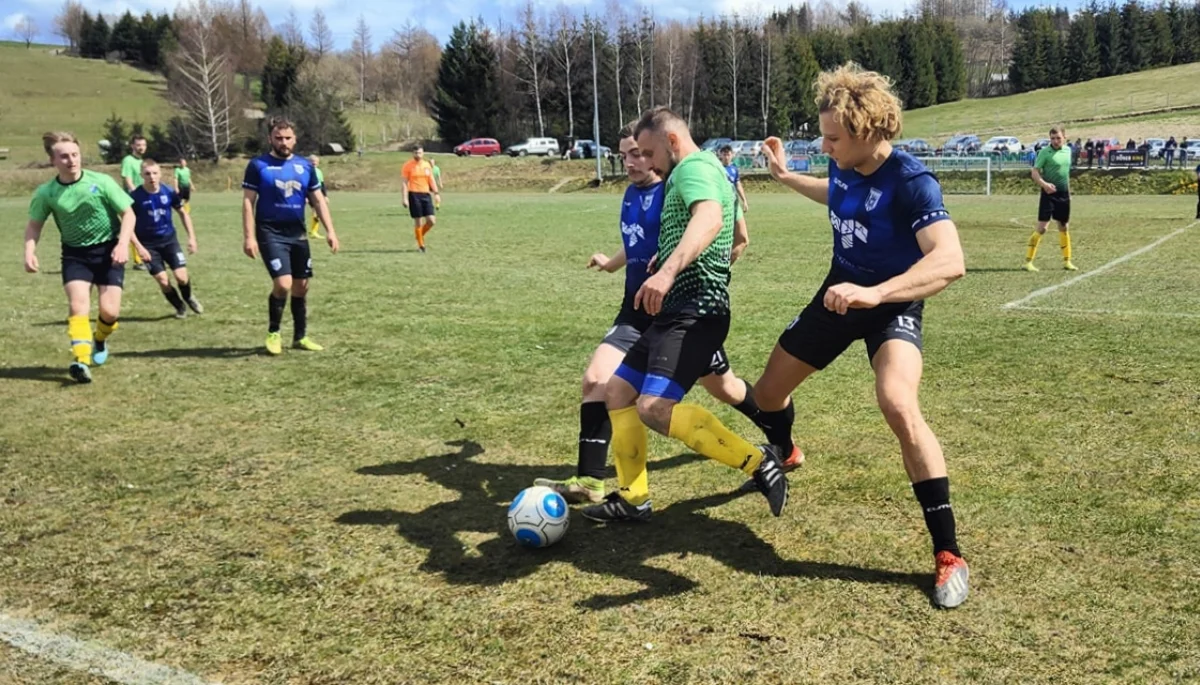 Podsumowanie piłkarskiego weekendu. Derby powiatu bieszczadzkiego dla Otrytu Lutowiska [ZDJĘCIA] - Zdjęcie główne