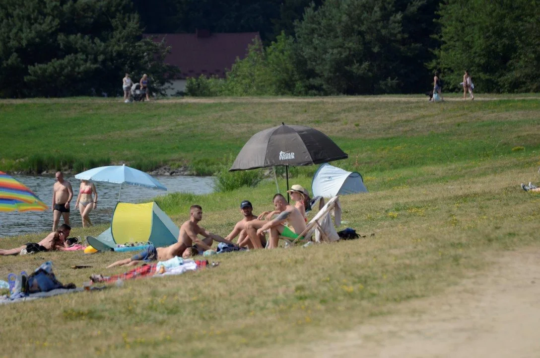 Tłumy nad zalewem w Wilczej Woli