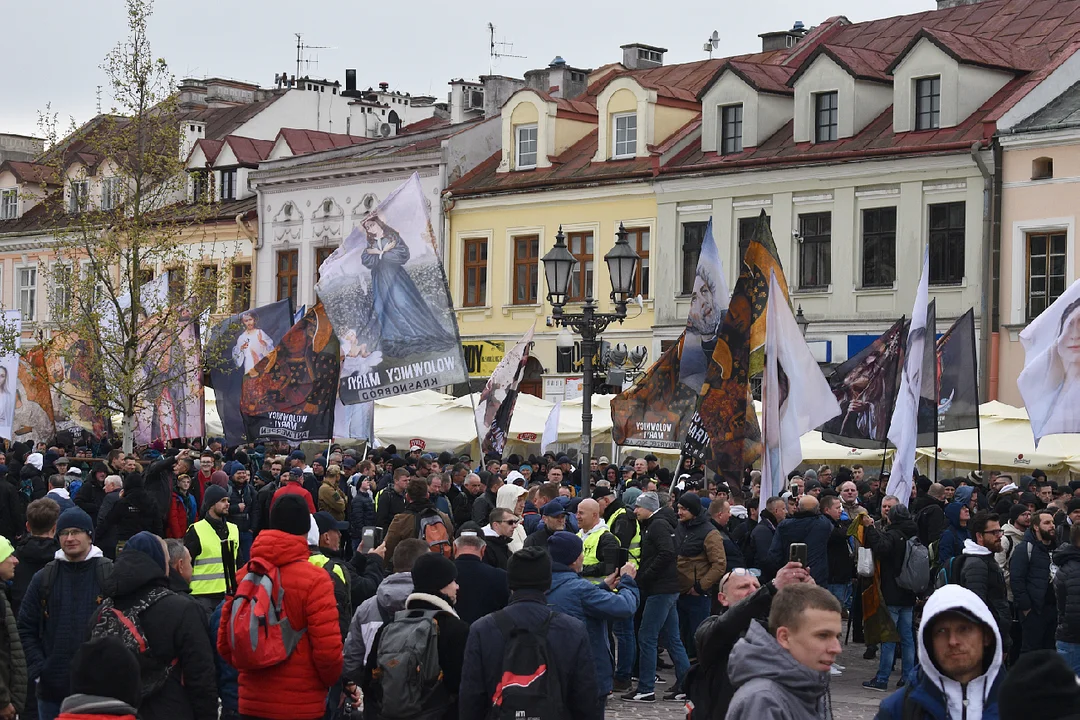 Ogólnopolskie Spotkanie Wojowników Maryi w Rzeszowie. Procesja ulicami miasta