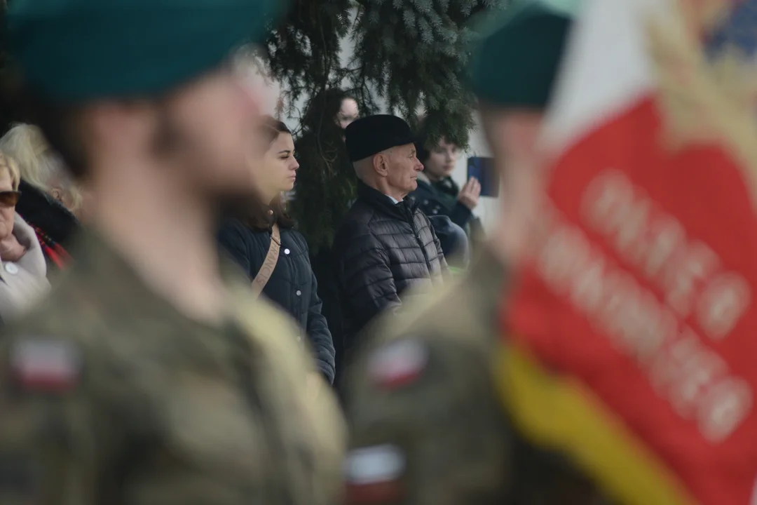 Narodowe Święto Niepodległości w Tarnobrzegu. Uroczystości przy pomniku Marszałka Józefa Piłsudskiego. - 104 lata temu narodziła się nowoczesna Polska - mówi prezydent miasta Dariusz Bożek [ZDJĘCIA - CZĘŚĆ 1]