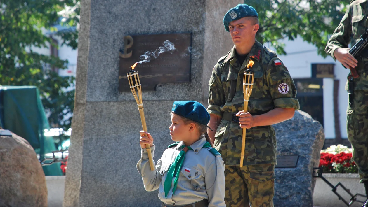 Pomnik w Kolbuszowej. Kiedy monument na rynku powstał i komu został poświęcony? [ZDJĘCIA] - Zdjęcie główne