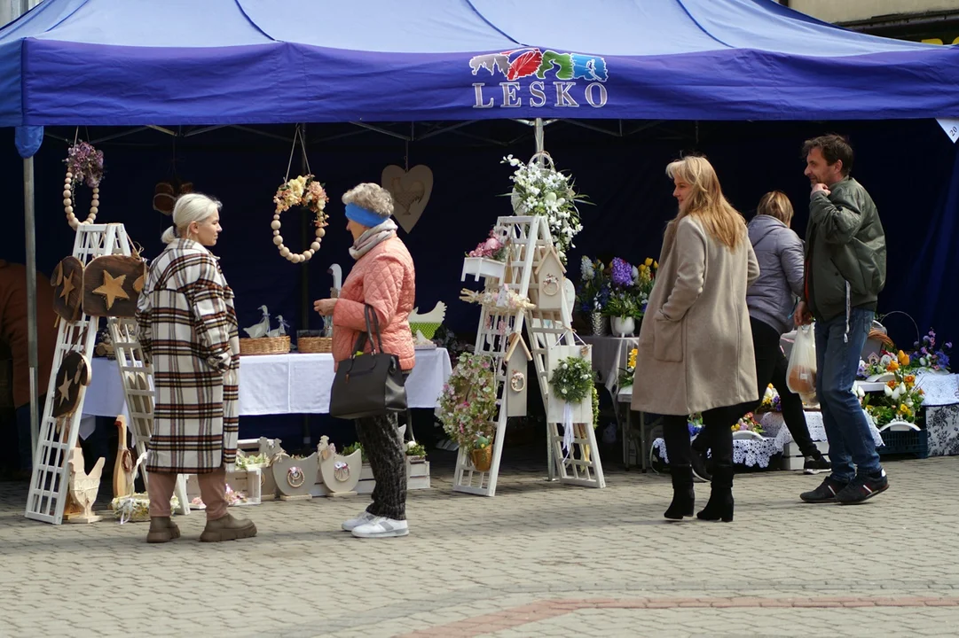 Po raz kolejny Jarmark Wielkanocny zawita na leski Mały Rynek. Nie zabraknie ozdób, palm czy regionalnych potraw - Zdjęcie główne