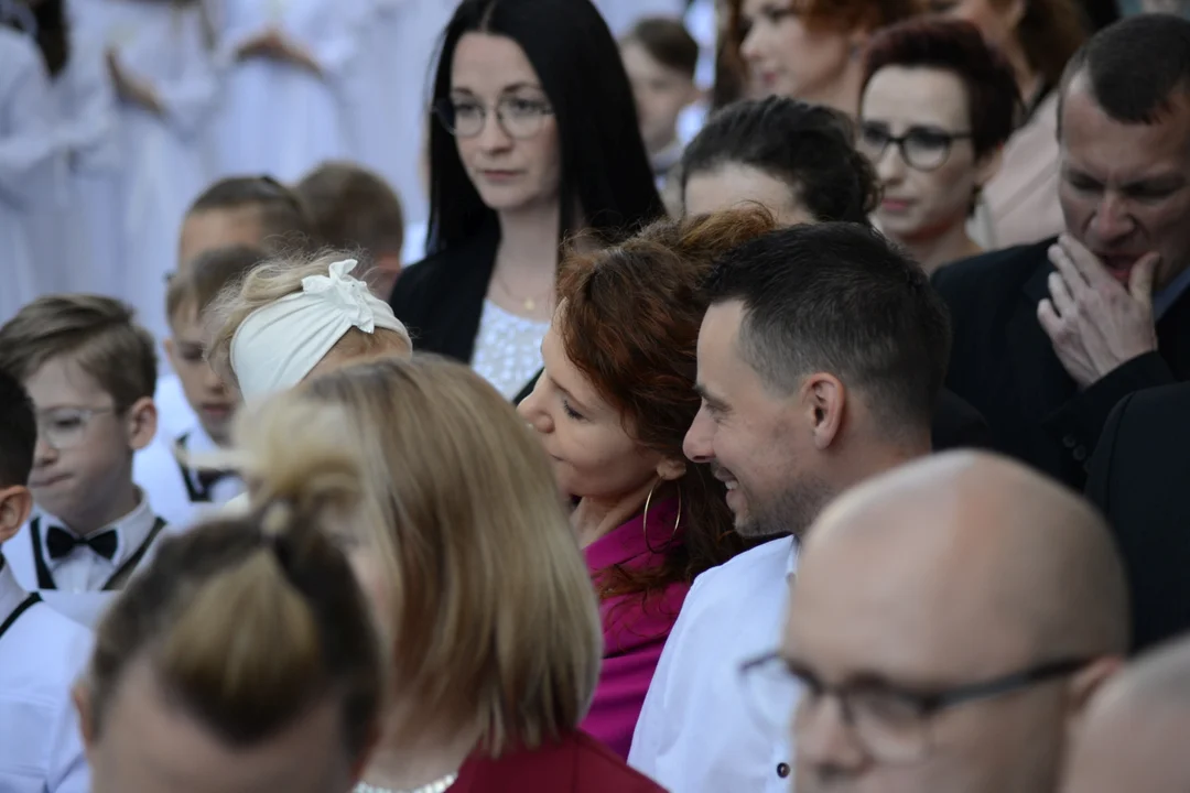 Pierwsza Komunia Święta dzieci ze Szkoły Podstawowej numer 10 w Tarnobrzegu. Parafia Matki Bożej Nieustającej Pomocy